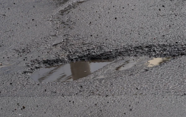 Jēkabpilī atsevišķās ielās pastiprināti veidojas plaisas un bedres