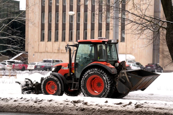 No Rīgas ielām pakāpeniski tiek izvests uzkrātais sniegs