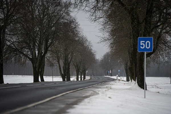 LVC: Mainīgos laika apstākļos novecojušā asfalta segumā pastiprināti veidojas bedres