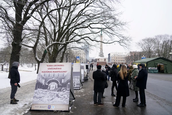 Pie Brīvības pieminekļa apskatāmas fotoliecības par izpostīto Ukrainas kultūras mantojumu