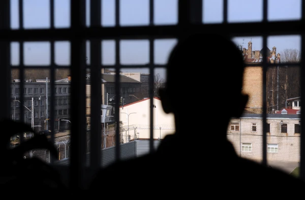 Liepājas un Rīgas cietumos atklāti pieci mēģinājumi nodot aizliegtus priekšmetus ieslodzītajiem