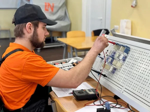 Konkursā labākā jaunā automehāniķa laurus plūc Kandavas tehnikuma audzēknis