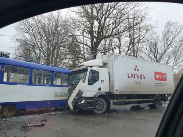 Rīgā kravas auto sadūries ar tramvaju