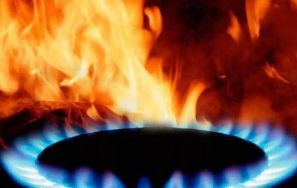 Pie plīts aizdegoties grīdai un malkai, cietis cilvēks