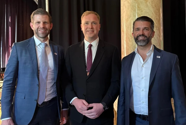 Foto: Viktors Valainis kopā ar Ēriku Trampu un Donaldu Trampu jaunāko