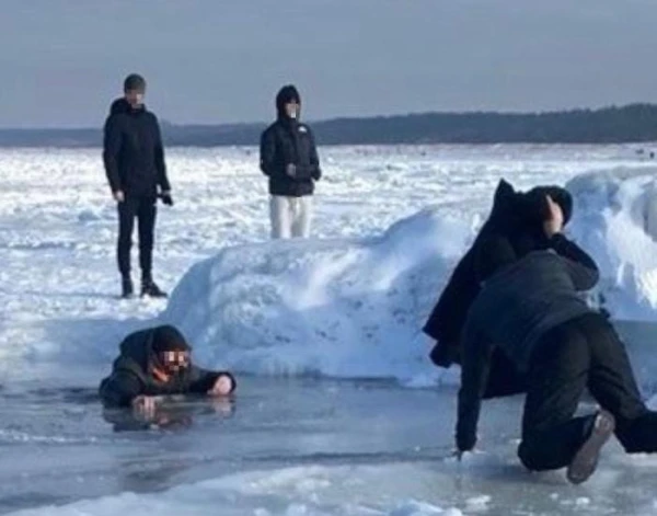 Pārsteigts par apkārtējo vienaldzību, NBS virsseržants pie Mangaļsalas mola izglābj ledū ielūzušu vīrieti