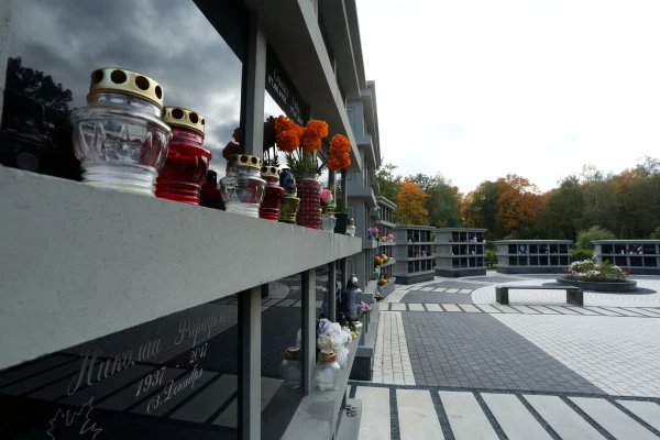 Rīgā tradicionālo apbedījumu vietu trūkumu piedāvā risināt arī ar pelnu dārziem un urnu apbedījumiem