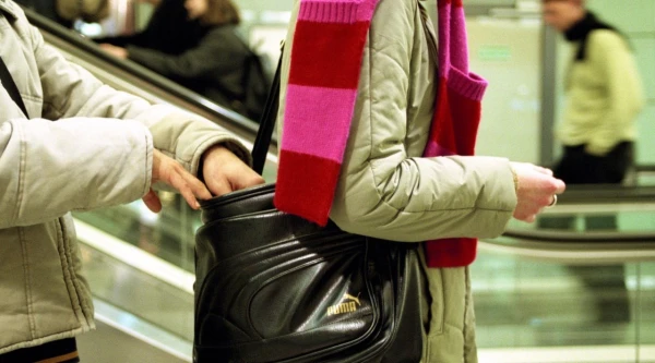 Par kabatzādzību Stacijas laukumā aiztur jau iepriekš sodītu zagli