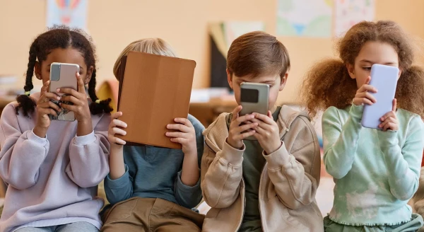 Mercs atbalsta priekšlikumus ierobežot bērnu piekļuvi sociālajiem tīkliem