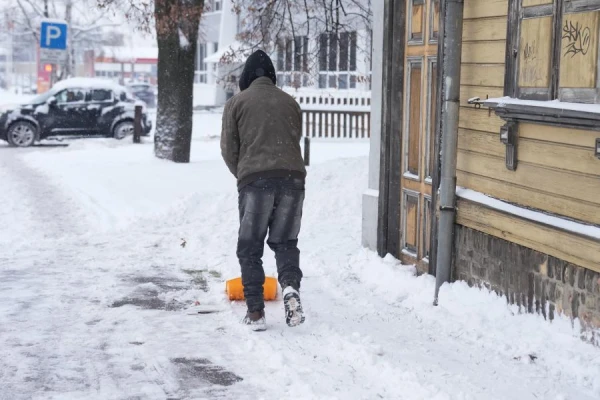 Vienojas palielināt piemaksu apmēru fiziskā darba veicējiem valsts un pašvaldību iestādēs