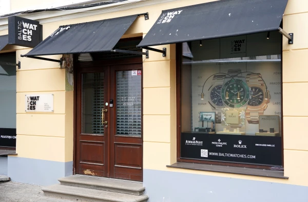 Trīs serbiem celtas apsūdzības par laupīšanu Vecrīgas pulksteņu veikalā