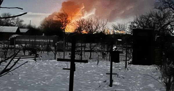 Pēc dronu trieciena naftas pārstrādes rūpnīcā Krasnodaras novadā izraisījies ugunsgrēks