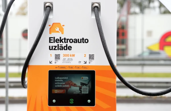 «Lidl Latvija» investējusi aptuveni 1,5 miljonus eiro elektroauto uzlādes staciju izveidē pie «Lidl» veikaliem Latvijā