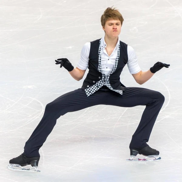 Vasiļjevs olimpisko spēļu sacensības daiļslidošanā noslēdz 18. vietā, negaidīti zeltu izcīnot Šaidorovam