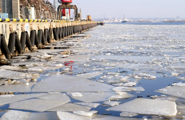 Rīgas ostā ledus navigācijas sezonā kuģu satiksmi nodrošina bez ierobežojumiem
