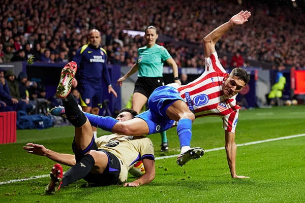 «Atletico» sagrauj «Barcelona» futbolistus Spānijas kausa pusfināla pirmajā mačā