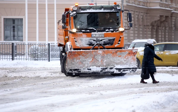 Galvaspilsētā ielu un ietvju tīrīšanu sola turpināt visas dienas garumā