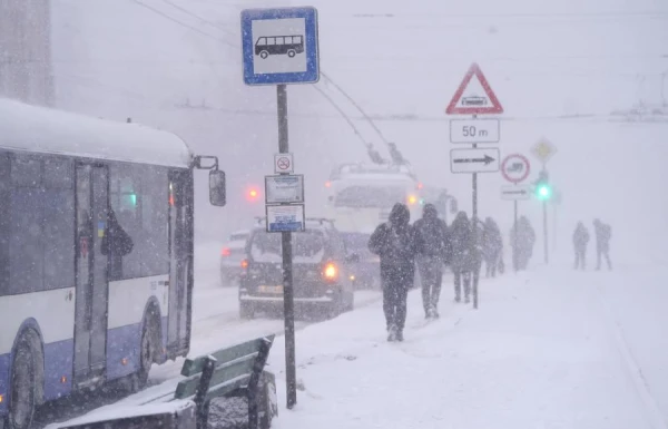 papildināta - Rīgā autobusi un trolejbusi kavējas par 10 līdz 15 minūtēm