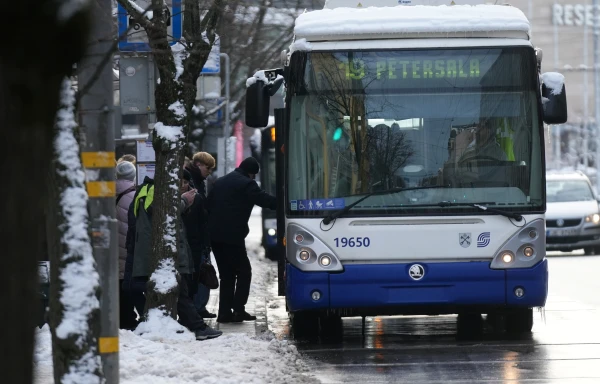 Rīgā autobusi un trolejbusi kavējas par 10 līdz 15 minūtēm