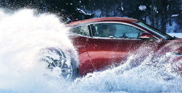 Visā valstī autoceļi sniegoti un apledo