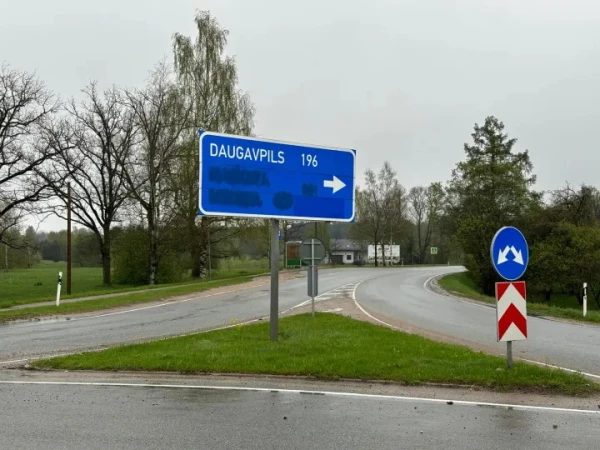 Latvijā plāno mainīt un koriģēt ceļa zīmju norādes uz Krieviju un Baltkrieviju