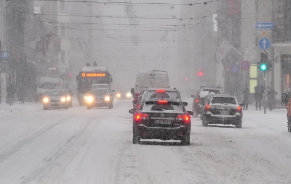 Autovadītājus piektdien sniegputeņa dēļ aicina ieplānot papildu laiku ceļam