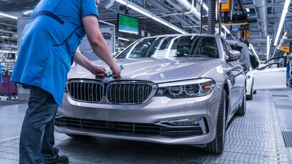 BMW pasaulē atsauc simtiem tūkstošu automobiļu