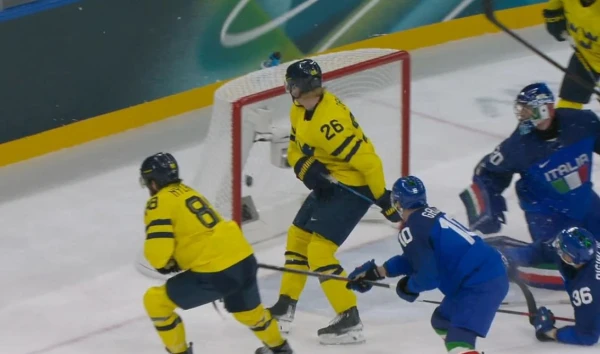 Zviedrijas hokejisti tikai trešajā periodā nokārto uzvaru pār Itāliju