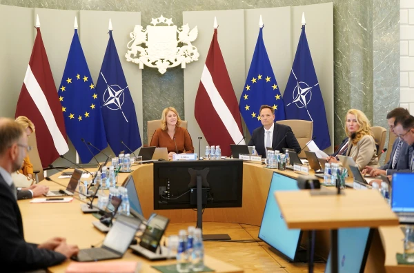 Eksperts: Valdība pabļaustīsies, bet stāvēs