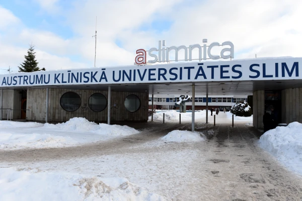 Austrumu slimnīcā veikta unikāla galvaskausa audzēja operācija ar fluorescences navigāciju