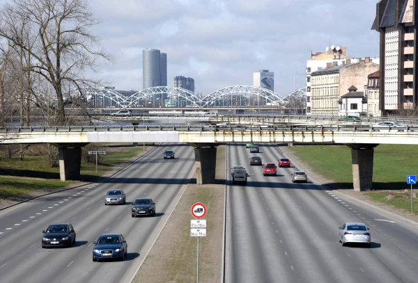 Uz Krasta ielas Rīgā teju vienlaicīgi notikušas piecas nelielas automašīnu sadursmes