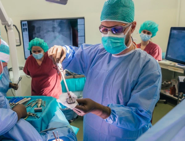 Ziemeļkurzemes reģionālajā slimnīcā trim pacientiem veiktas Latvijā jaunas mugurkaula operācijas