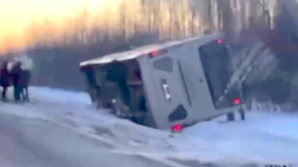 Uz Ventspils šosejas apgāzies pasažieru autobuss