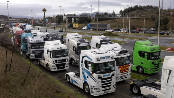 Ziemeļmaķedonijas un Melnkalnes kravas mašīnu šoferi izbeidz ES robežas blokādi