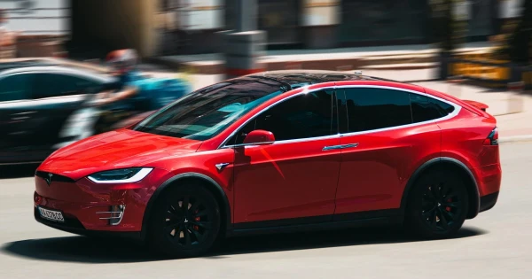 «Tesla» peļņa pērn nokritusies par 46%