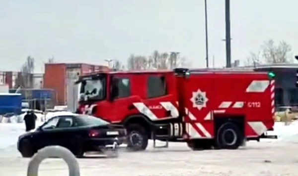 Jelgavā auto ietriecas pāri krustojumam braucošā VUGD transportlīdzeklī