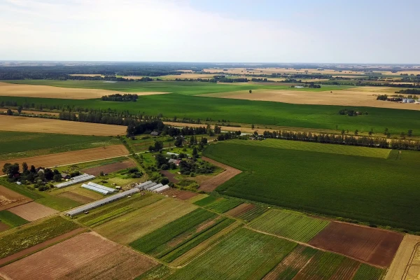 Pabeigta 30 gadus ilgusī zemes reforma, kas atjauno PSRS laikā atņemtās īpašuma tiesības