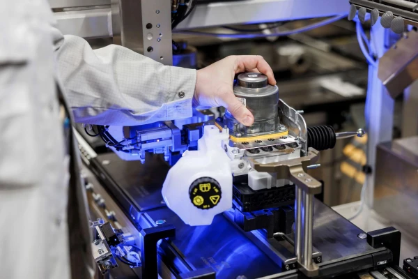 Vācijas automašīnu komplektējošo detaļu ražotājs «Aumovio» likvidēs līdz 4000 darbavietu