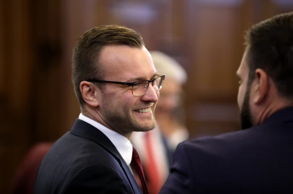 Bijušo Saeimas deputātu Znotiņu turpinās tiesāt par konfliktu kāpņutelpā