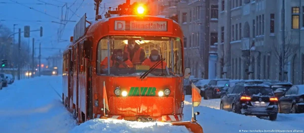 Sniegs un apledojums izraisa satiksmes traucējumus Vācijā