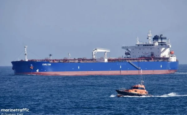 Francija aiztur Krievijas «ēnu flotes» tankkuģa kapteini