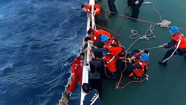 Pie Filipīnām nogrimis pasažieru prāmis, vismaz 15 cilvēki gājuši bojā