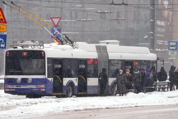 Trolejbuss Čaka ielā sadūries ar velosipēdistu