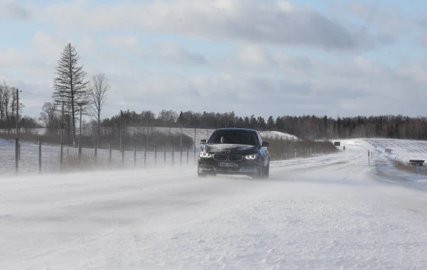 Daudzviet Latvijā apledojums, arī sniegs apgrūtina braukšanu