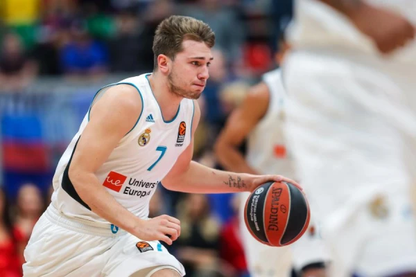 Dončičs ar «triple double» sekmē «Lakers» uzvaru pār «Nuggets»