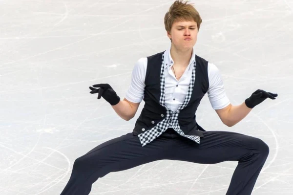 Olimpieši Vasiļjevs un Kuļišs Eiropas čempionātā daiļslidošanā startē īsajā programmā tuvu sezonas rekordam