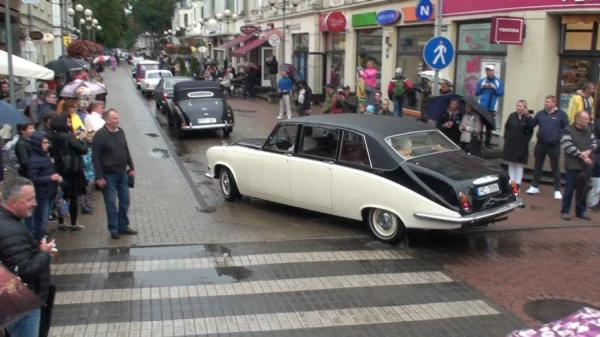 Ukrainai nodos 21 konfiscētu automašīnu, tostarp vecu luksusa spēkratu