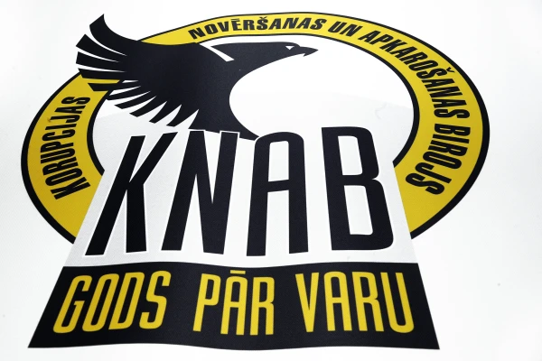 KNAB: Arī šogad visaugstākajam korupcijas riskam pakļauti publiskie iepirkumi būvniecības un aizsardzības nozarēs