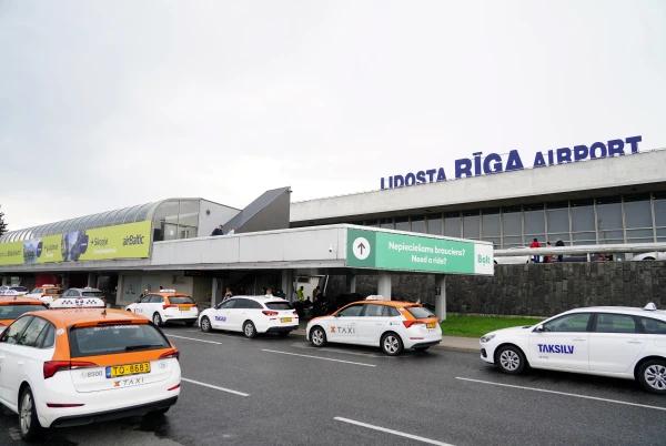 Rīgas lidostā pērn pasažieri iegādājušies 63 taksometru vaučerus