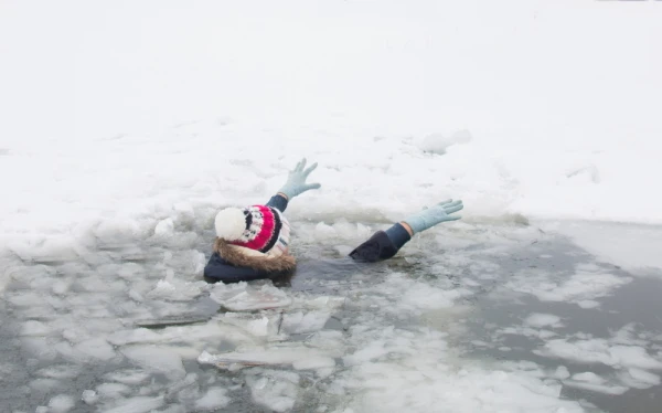 Madonas novadā izglābts ledū ielūzis cilvēks